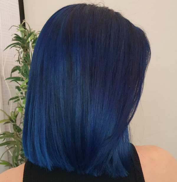 27 Stunning Dark Blue Hair Colour Ideas : Sapphire Blue Chic Blunt Bob