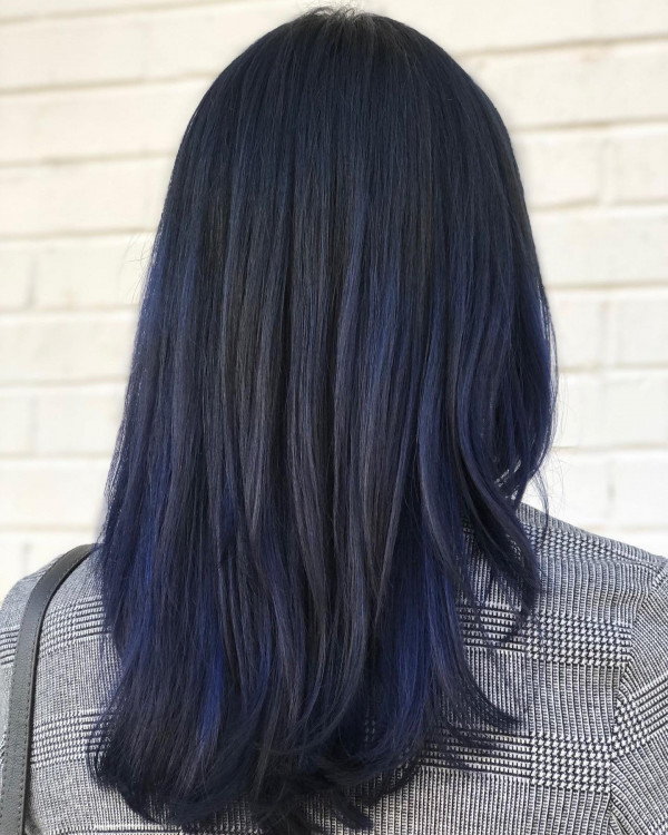 27 Stunning Dark Blue Hair Colour Ideas : Subtle Midnight Blue Medium-Length Layers