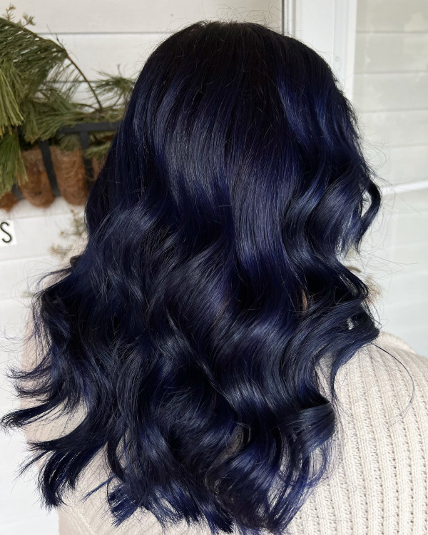 27 Stunning Dark Blue Hair Colour Ideas : Midnight Blue Textured Long Waves