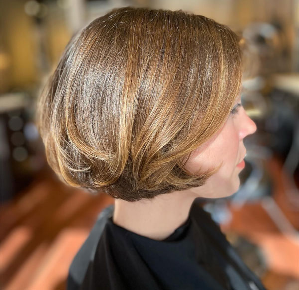 23 French Hairstyles for Effortless Chic Style : Polished Stacked Bob with Golden Highlights