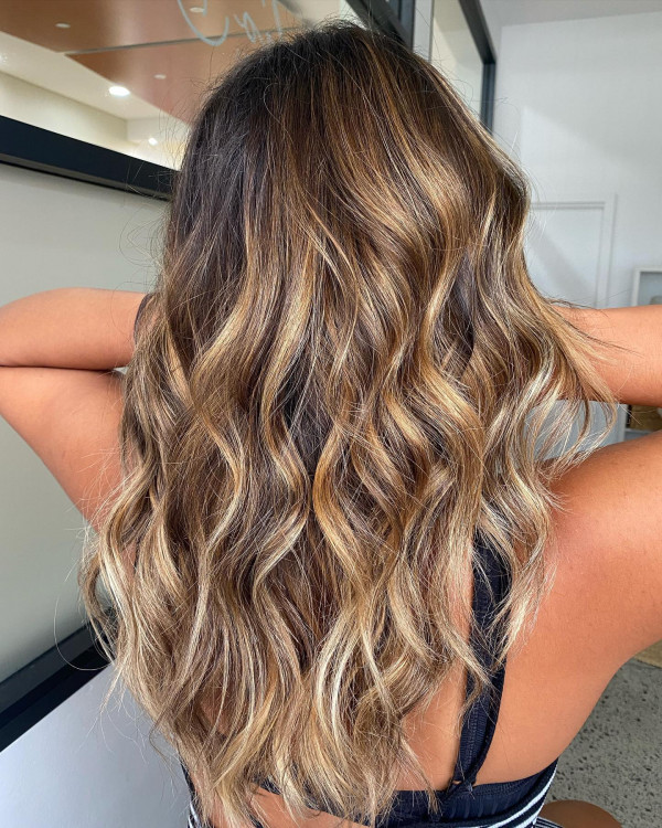 40 Gorgeous Hair Colour Highlights : Sun-Kissed Brunette with Honey Balayage