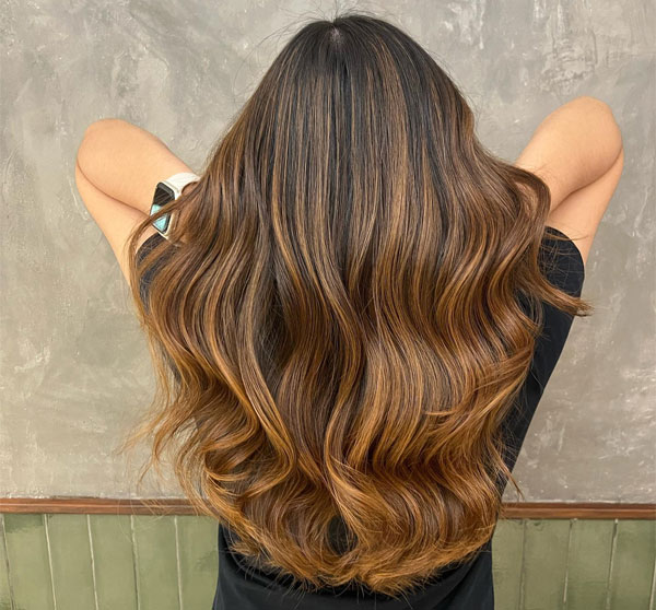 50 Stunning Warm Hair Colour Ideas : Chocolate Caramel Balayage Long Loose Waves