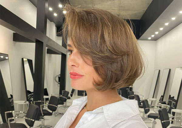 23 French Hairstyles for Effortless Chic Style : Sleek Layered Bob with Side-Swept Volume