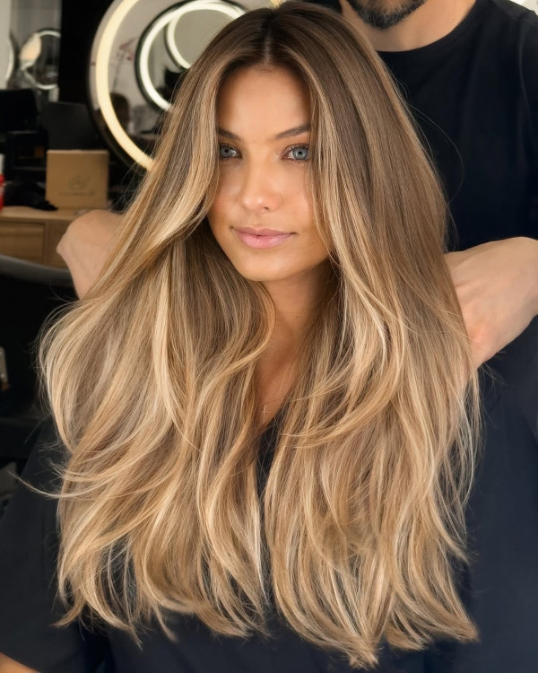 Caramel Blonde with Natural Dimension, blonde long hair, warm blonde balayage, golden blonde hair colour, Blonde Highlights with Voluminous Layers, blonde hair colour, blonde with highlights