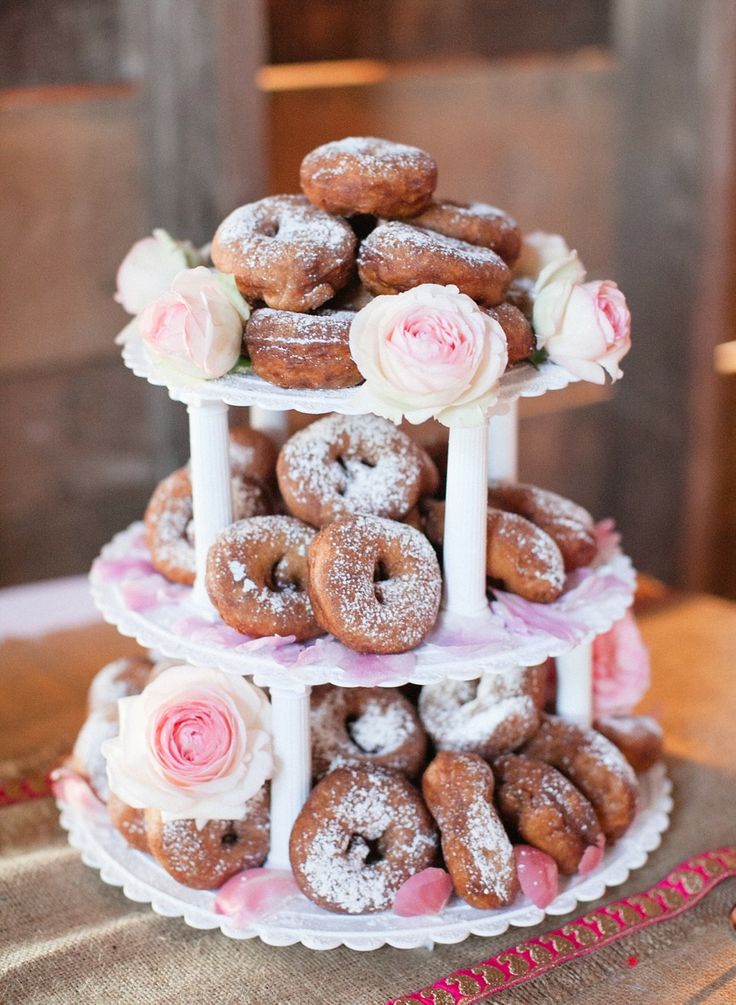 wedding dessert ideas,wedding dounts,wedding donut