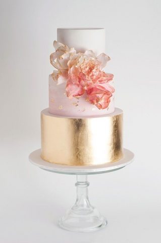 12 Pretty wedding cakes with peony & floral decorations | Peony wedding