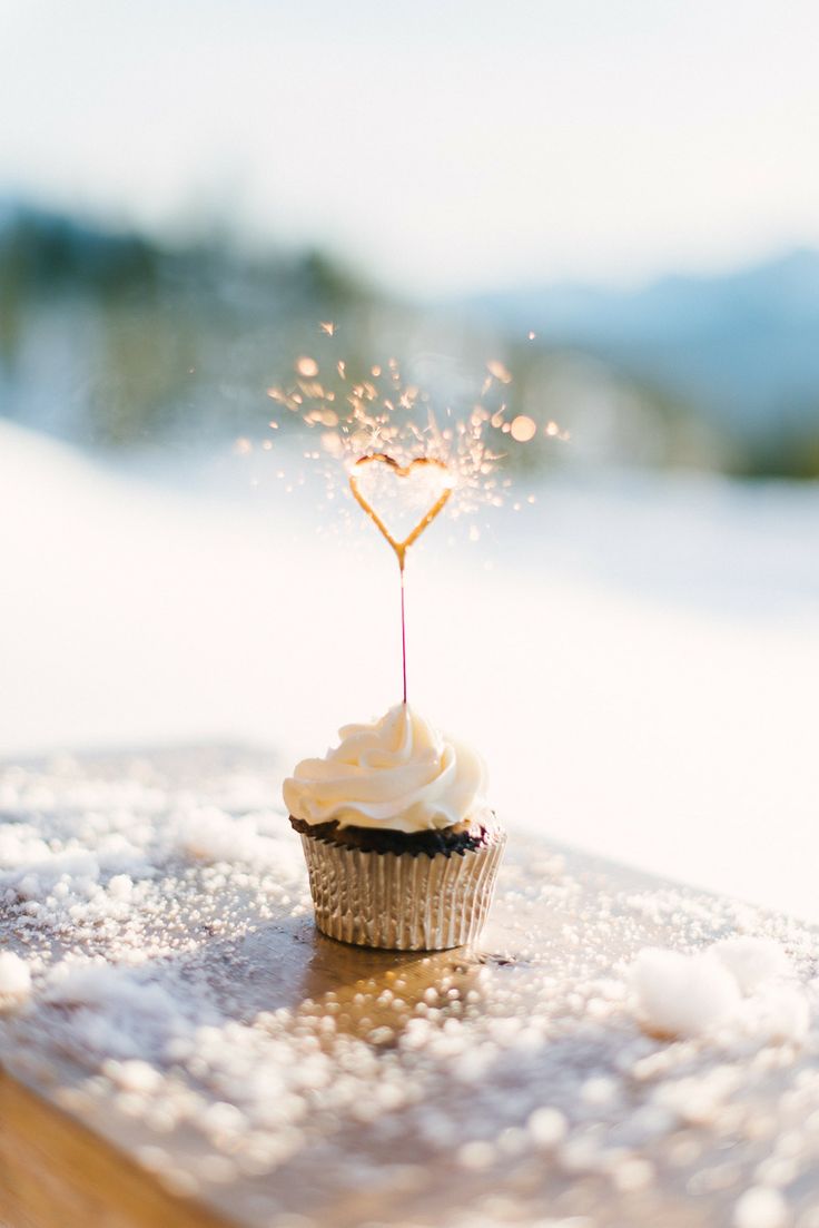 Cupcakes that will make sparks fly at winter weddings