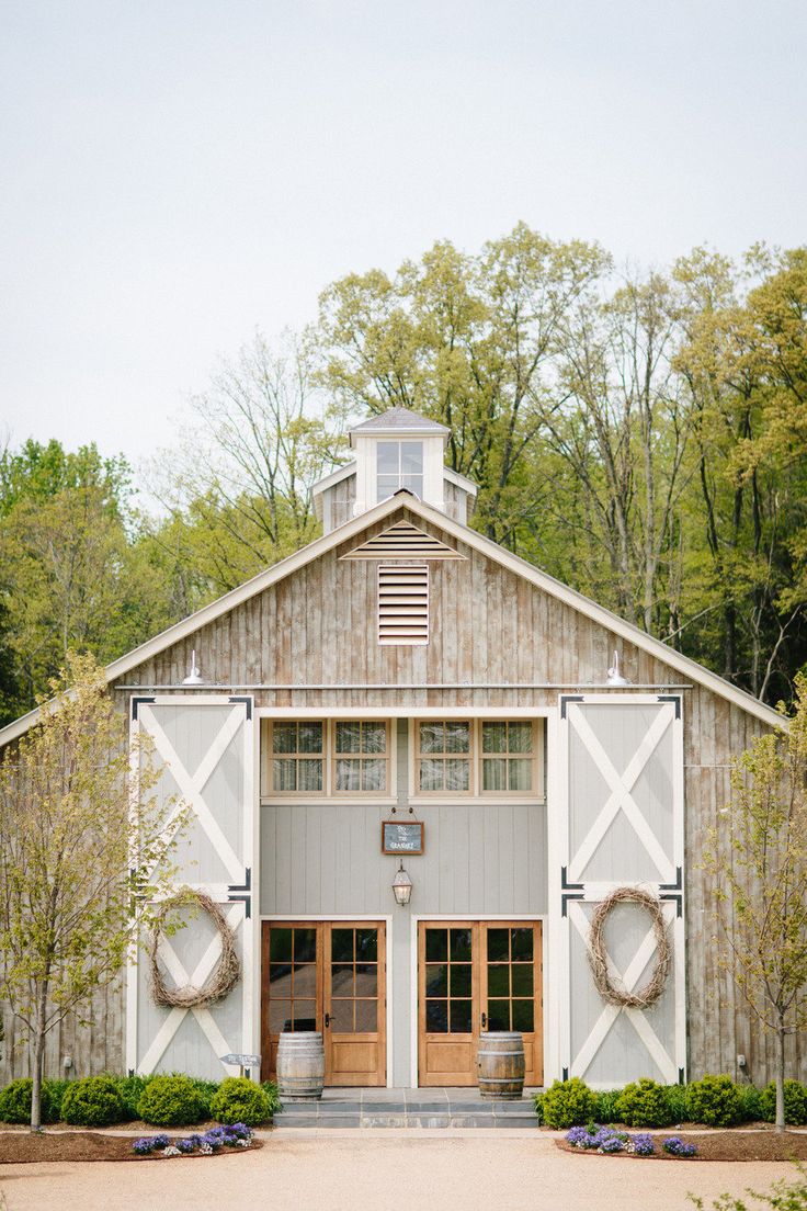 Rustic chic barn wedding | fabmood.com