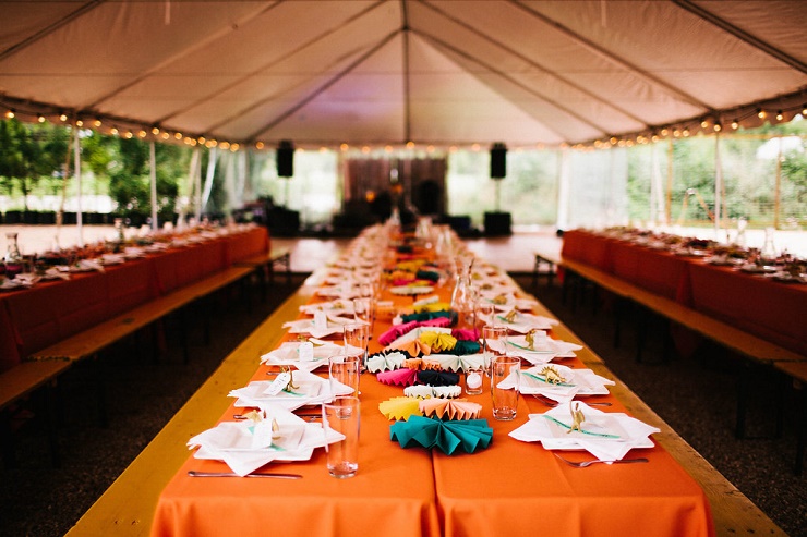 Orange wedding tablecloth | Photography : rebeccacaridad-manzanita.com | A Saja Wedding Dress For a Rustic, Relaxed and Intimate Wedding in Austin | fabmood.com #intimate #wedding