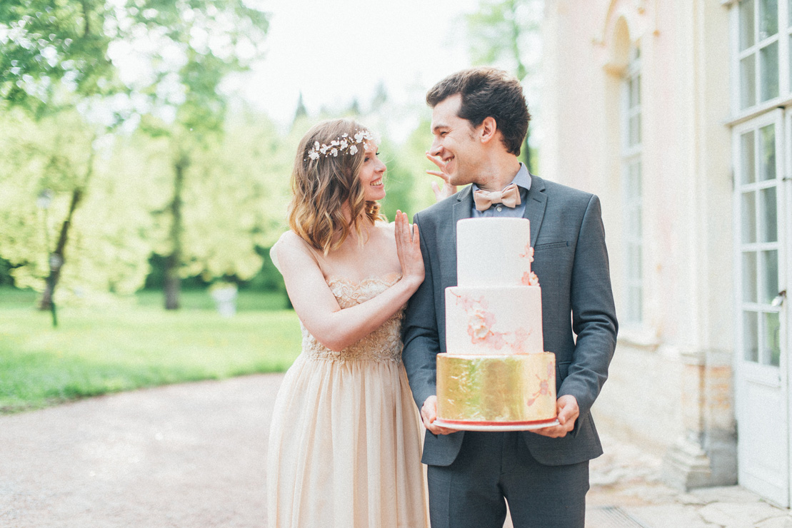 Blush and gold wedding cake | Romantic Ethereal wedding inspiration { Fresh and Subtle Shades } Photography : pshefter.com | read more on fabmood.com #weddinginspiration : 