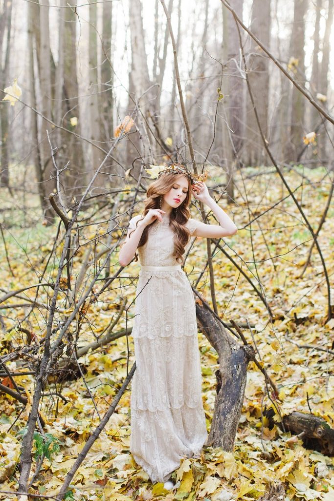 Wedding cake - Woodland wedding table setting ideas - Enchanted Forest Fairytale Wedding in Shades of Autumn | fabmood.com