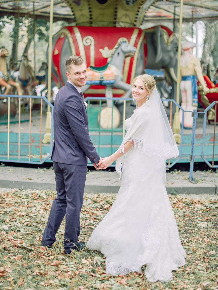 Rustic Romance and Whimsical Carousel Wedding | fabmood.com