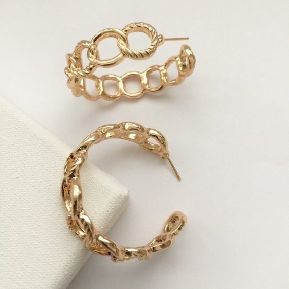 Stunning linking embossed link hoop earrings. Gold hoope earring