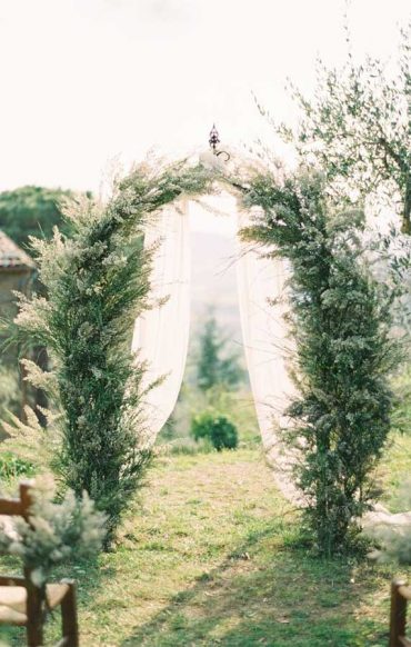 8 Stunning greenery wedding arches and Wedding Altar decorations