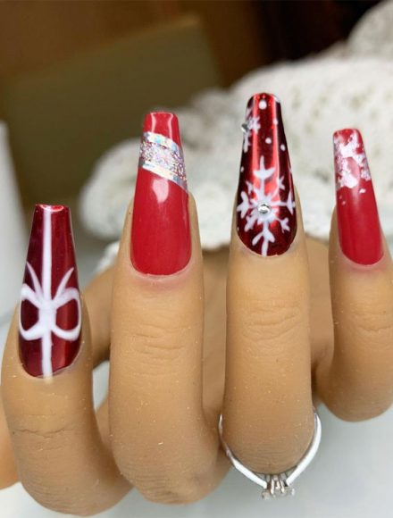 14 Red Christmas Nails That'll Make Your Manicure Stand Out This Season 1 - Fab Mood | Wedding