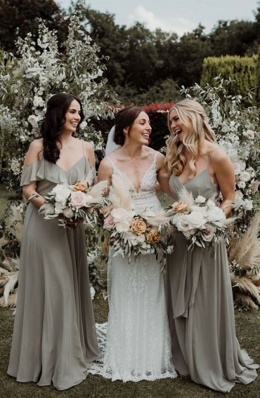 15 Gorgeous Autumn Bridesmaid Looks That're Perfect For This Season