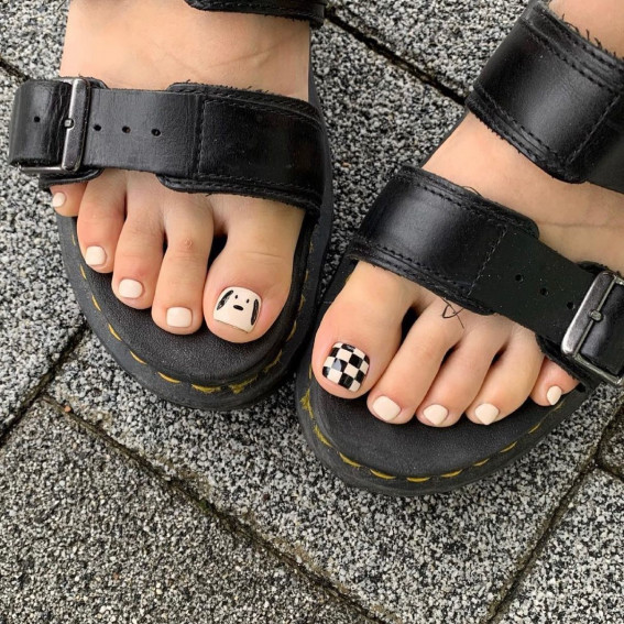 50 Cute Summer Toe Nails for 2022 : Puppy & Black Checkerboard Toe Nails