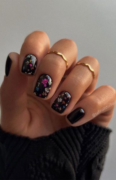 Pretty Summer Nails To Wear Right Now Black Short Nails With Floral Fab Mood Wedding