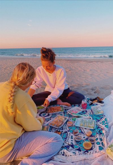 Captivating Moments in an Aesthetic Summer : Sharing Food on The Beach ...