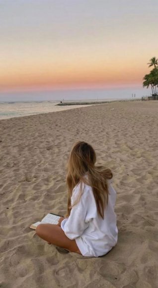 Discovering the Essence of Aesthetic Summer : Reading on The Beach 1 ...