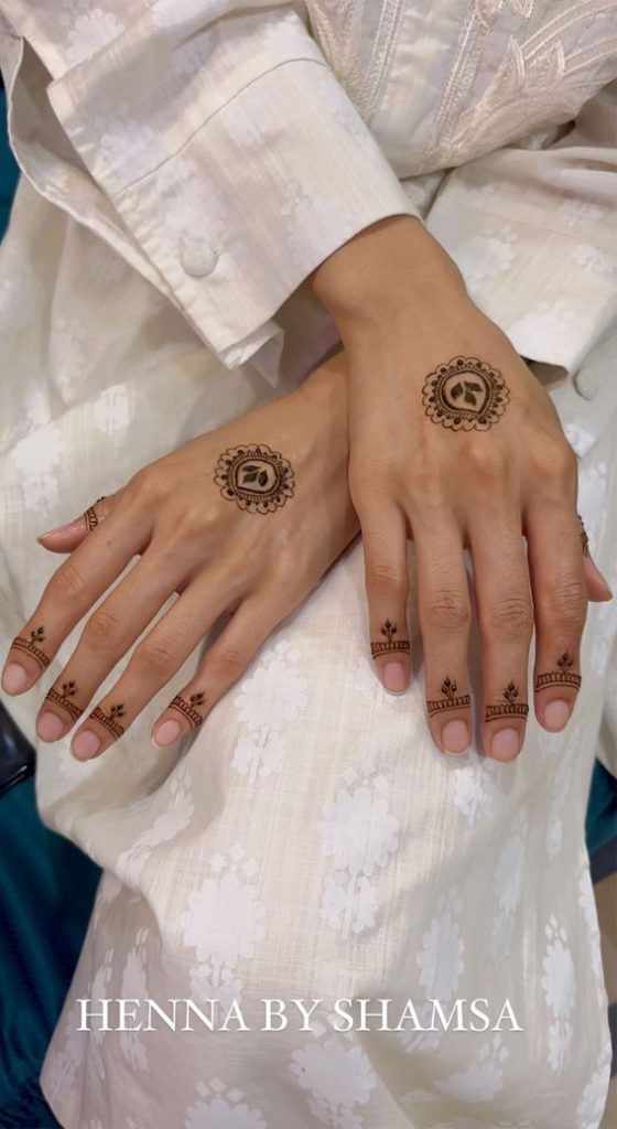 30 Beautiful Henna Designs : Minimal Henna on Fingers & Back Hands 1 ...