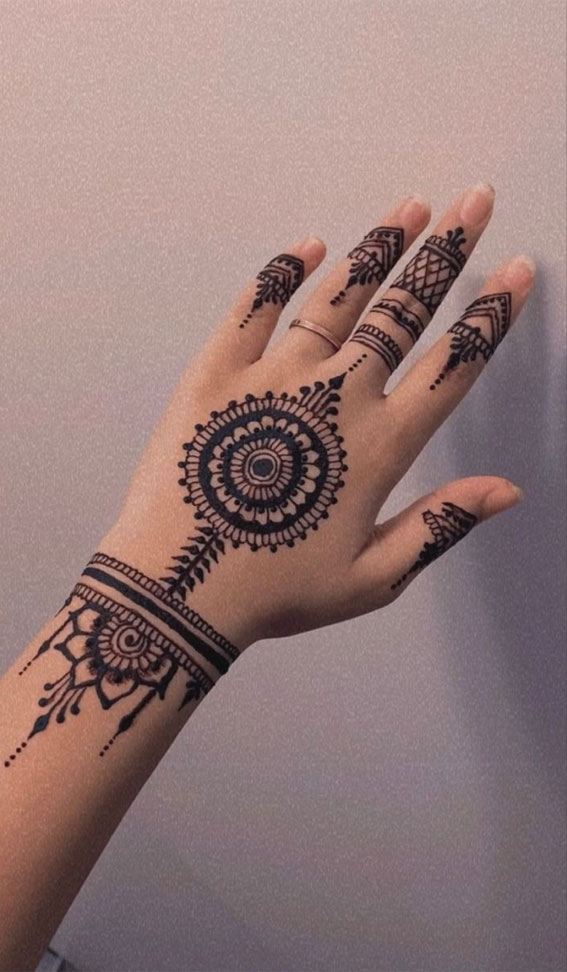 Minimal Henna Designs, Henna Designs 2023, Ramadan Henna Designs, Butterfly Henna Designs, Floral Henna Designs, Mandalas Henna Ideas, Henna Design Ideas