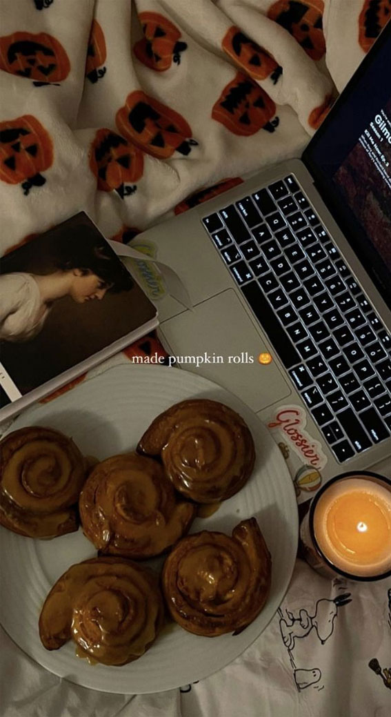 Capturing the Aesthetics of the Fall Season : Pumpkin Cinnamon Rolls