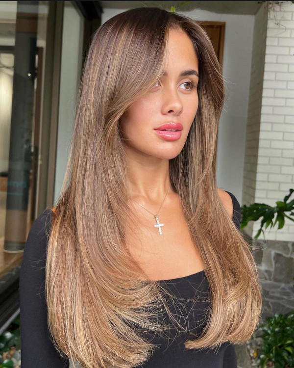 long layered haircut with curtain bangs, old money bronde, brunette hair colour, old money bronde trend