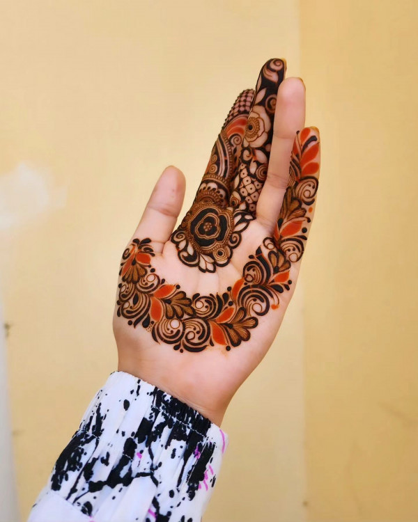 40 Modern Front Hand Mehndi Designs : Floral Wave Mehndi