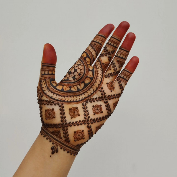 40 Modern Front Hand Mehndi Designs : Geometric Grace Mehndi