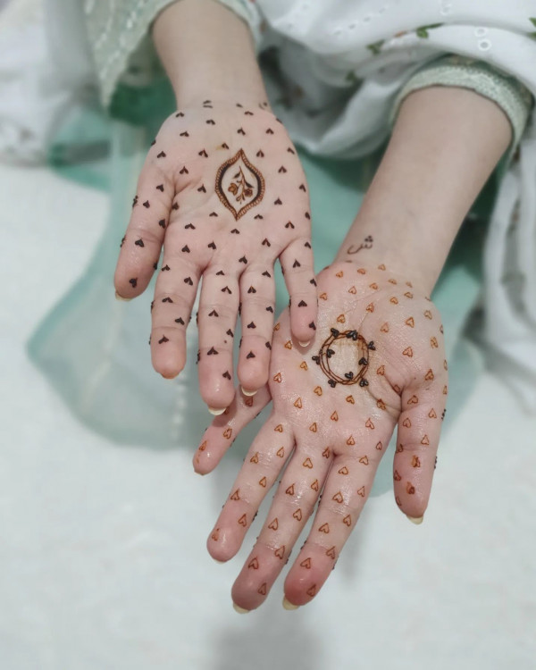 40 Modern Front Hand Mehndi Designs : Minimal Heart Dots Mehndi