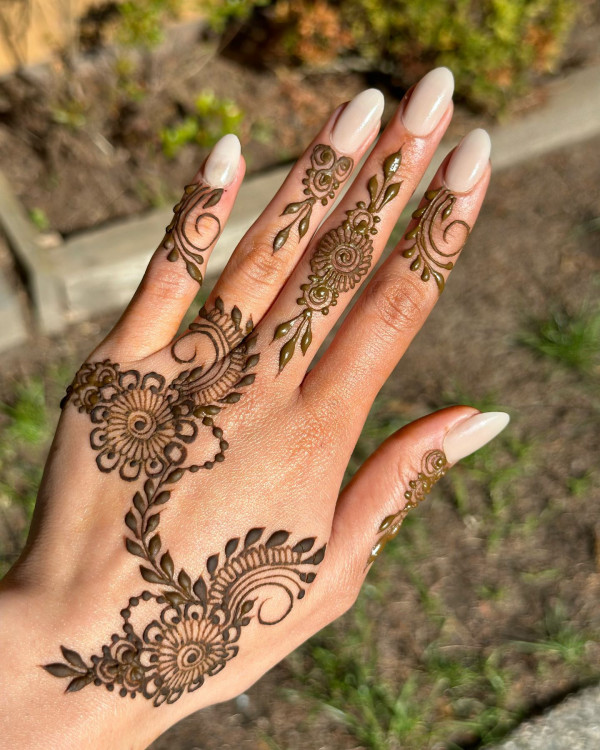 35 Henna Designs for a Beautiful Statement : Floral Vine Henna