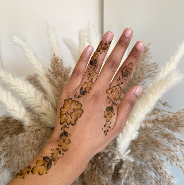 35 Henna Designs for a Beautiful Statement : Blooming Vine Henna