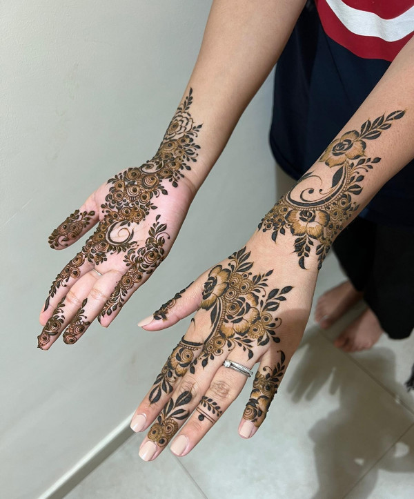 35 Henna Designs for a Beautiful Statement : Floral Swirls Henna