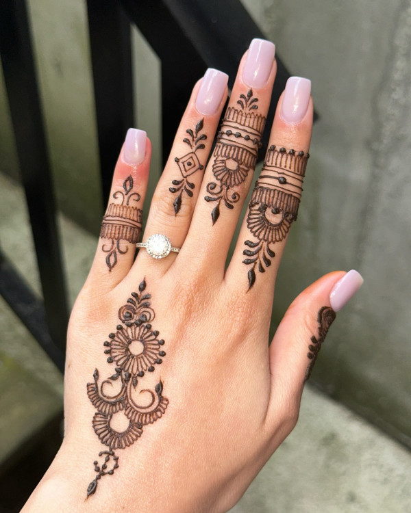 35 Henna Designs for a Beautiful Statement : Chic Minimalist Henna