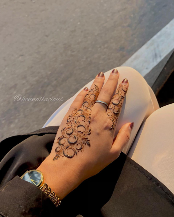 Elegant Swirl Henna, Henna Design, modern henna design, back hand henna design