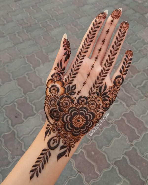 40 Modern Front Hand Mehndi Designs : Graceful Floral Vines Mehndi