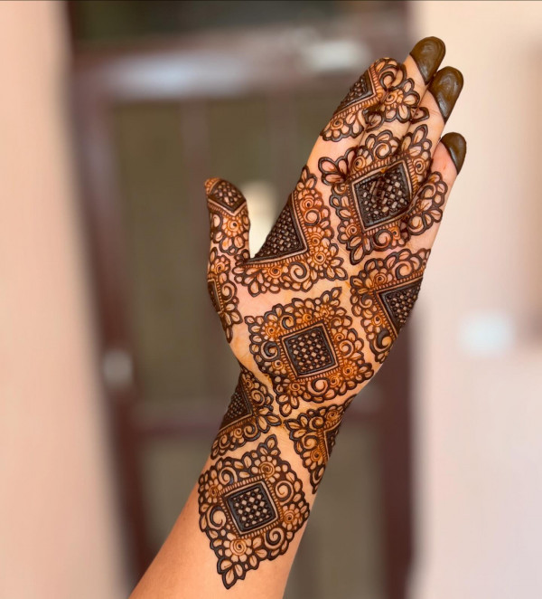 40 Modern Front Hand Mehndi Designs : Vintage Tile-Inspired Mehndi