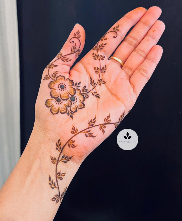 40 Modern Front Hand Mehndi Designs : Delicate Floral Vine Mehndi