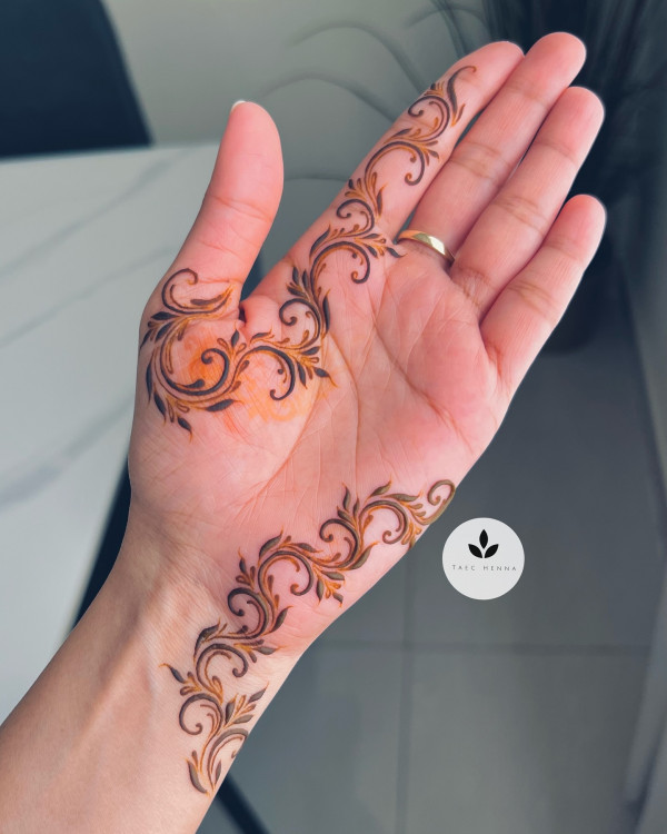 40 Modern Front Hand Mehndi Designs : Elegant Swirl Mehndi