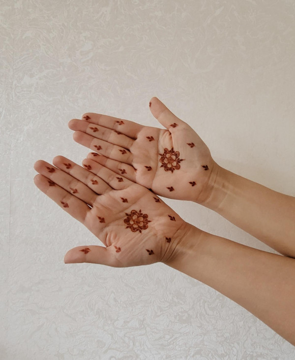 40 Modern Front Hand Mehndi Designs : Minimal Floral Mehndi