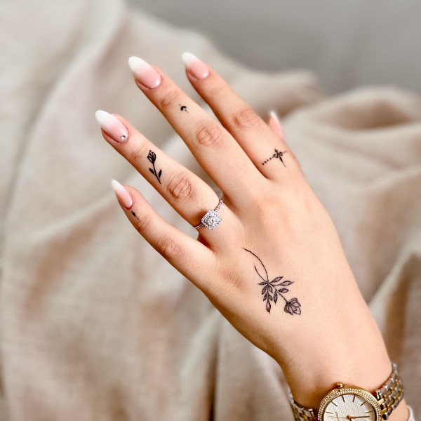 35 Henna Designs for a Beautiful Statement : Minimalist Petal Henna