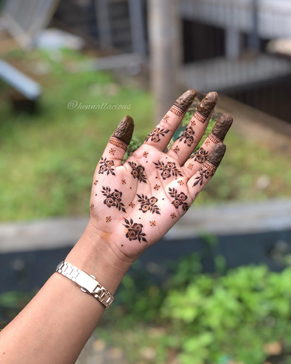 40 Modern Front Hand Mehndi Designs : Minimal Floral Touch Mehndi