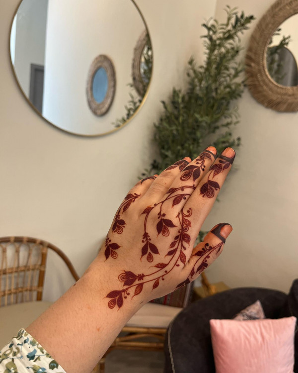 45 Stylish Mehndi Designs Simple and Beautiful : Leafy Vines Elegance