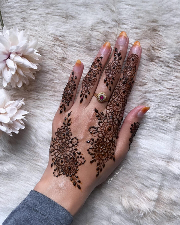 45 Stylish Mehndi Designs Simple and Beautiful : Lacy Floral Elegance