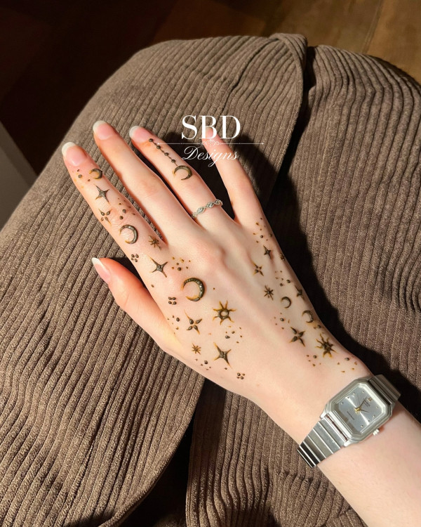 45 Stylish Mehndi Designs Simple and Beautiful : Minimalist Celestial Charm