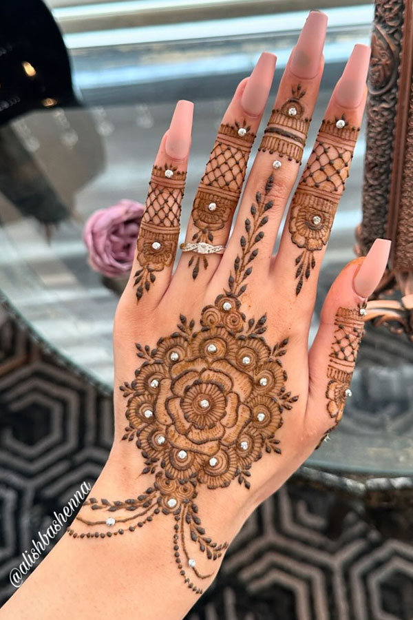 45 Stylish Mehndi Designs Simple and Beautiful : Glamorous Floral Accents