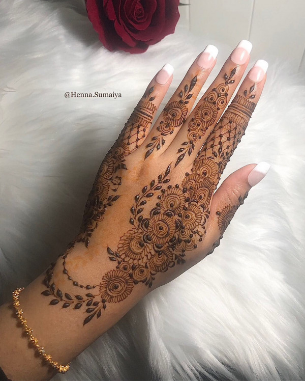 45 Stylish Mehndi Designs Simple and Beautiful : Floral Swirl Elegance