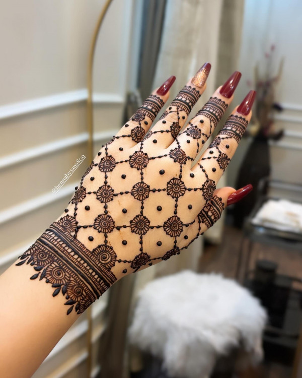 45 Stylish Mehndi Designs Simple and Beautiful : Geometric Floral Mesh