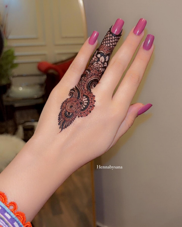 45 Stylish Mehndi Designs Simple and Beautiful : Minimalist Finger Adornment